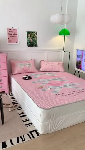 91家纺网 家纺一手货源 找家纺 昔可家纺2023新款甜酷黑粉系列乳胶凉席 芭蕾风丝带蝴蝶结