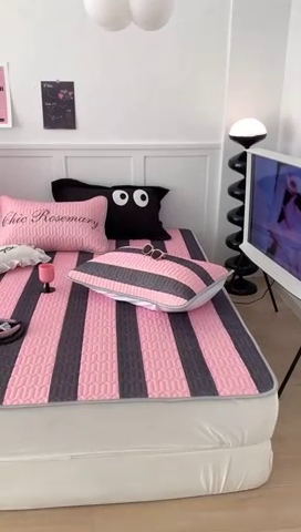 91家纺网 家纺一手货源 找家纺 昔可家纺2023新款甜酷黑粉系列乳胶凉席 黑粉条纹