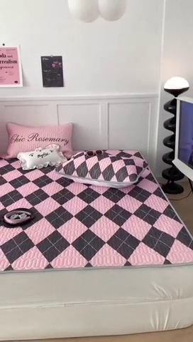 91家纺网 家纺一手货源 找家纺 昔可家纺2023新款甜酷黑粉系列乳胶凉席 学院菱格黑粉色