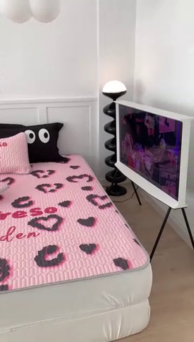 91家纺网 家纺一手货源 找家纺 昔可家纺2023新款甜酷黑粉系列乳胶凉席 爱心豹纹