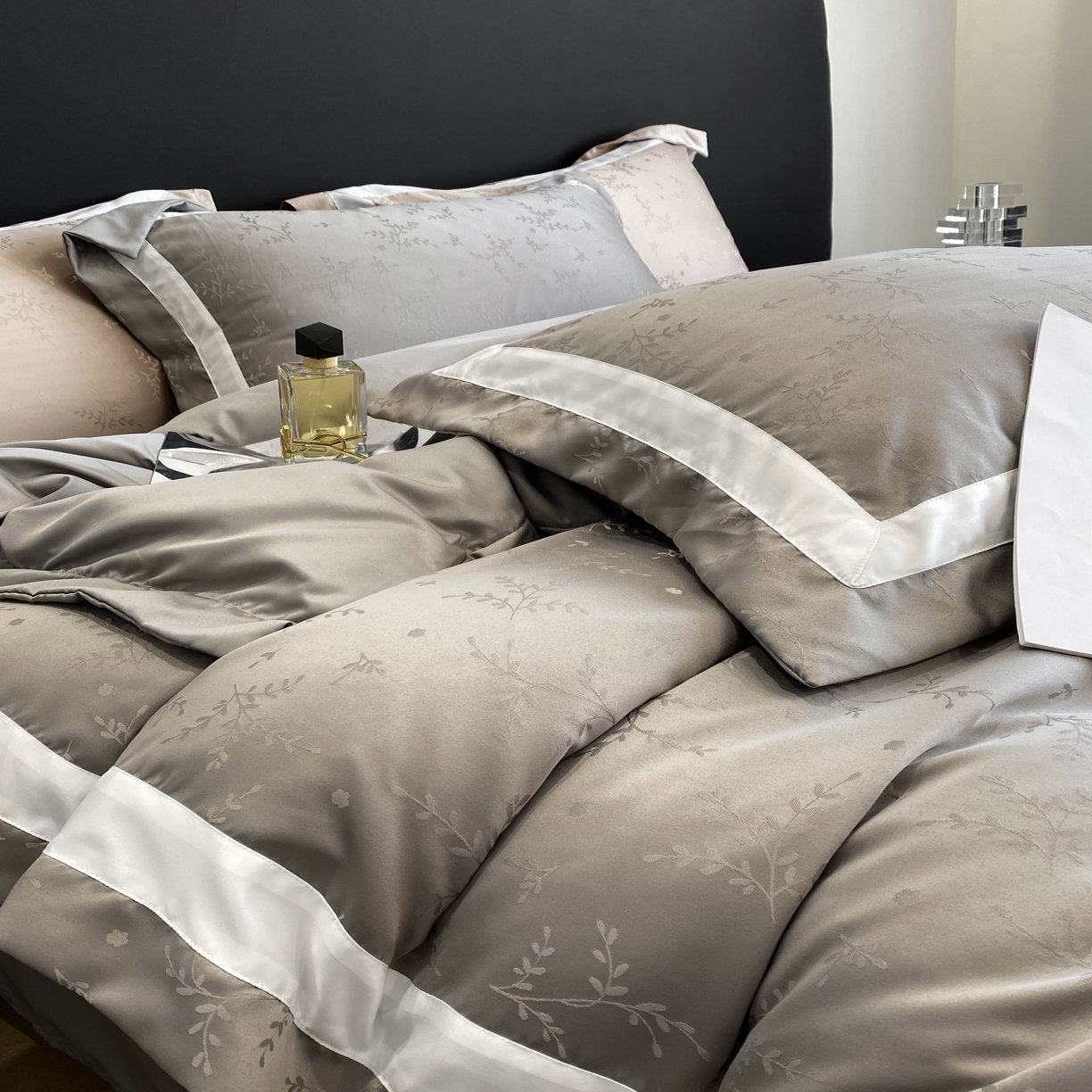 91家纺网 家纺一手货源 找家纺 优悦 宽边提花冰丝四件套 叶语香-灰