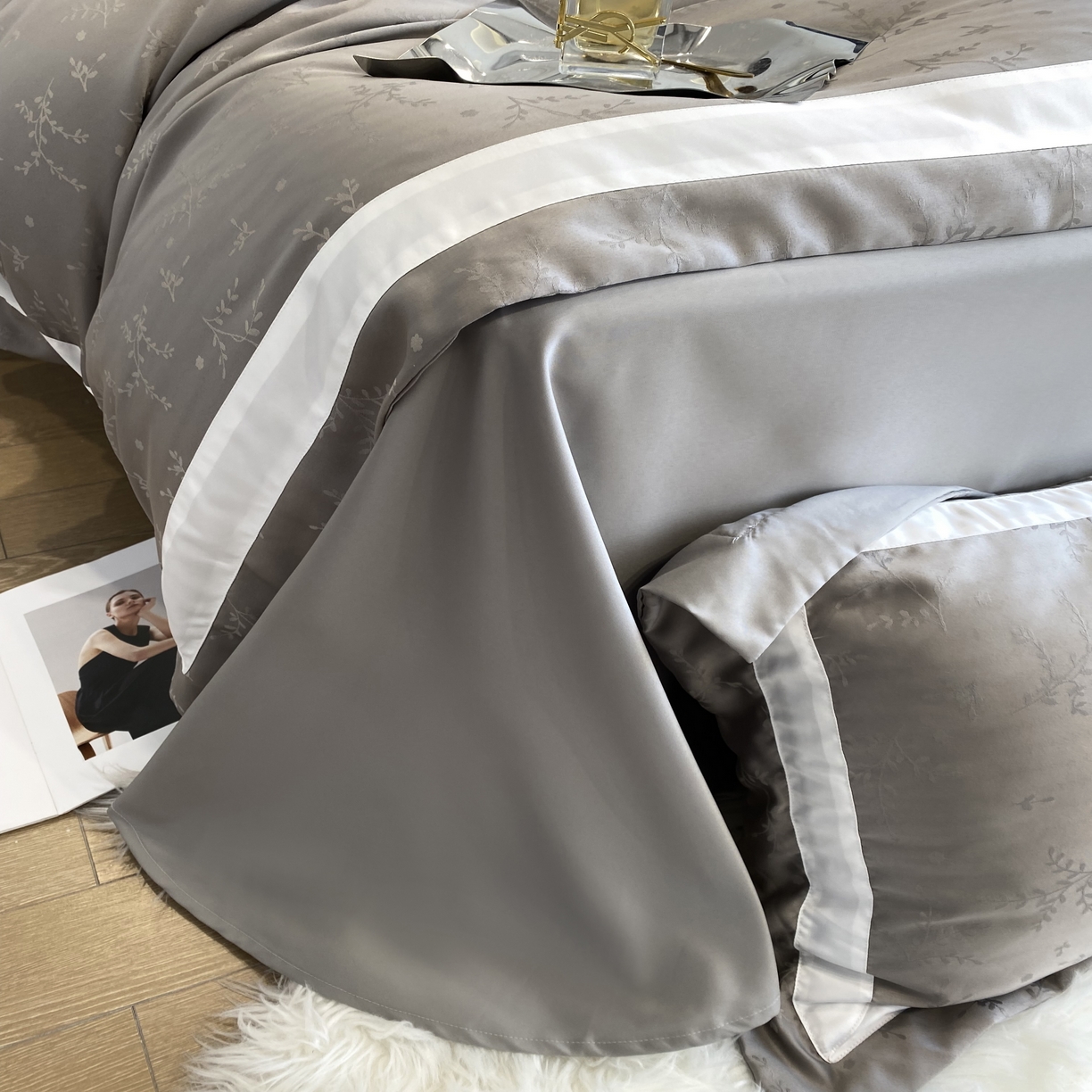 91家纺网 家纺一手货源 找家纺 优悦 宽边提花冰丝四件套 叶语香-灰