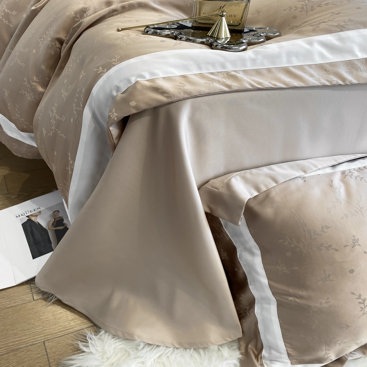 91家纺网 家纺一手货源 找家纺 优悦 宽边提花冰丝四件套 叶语香-米色