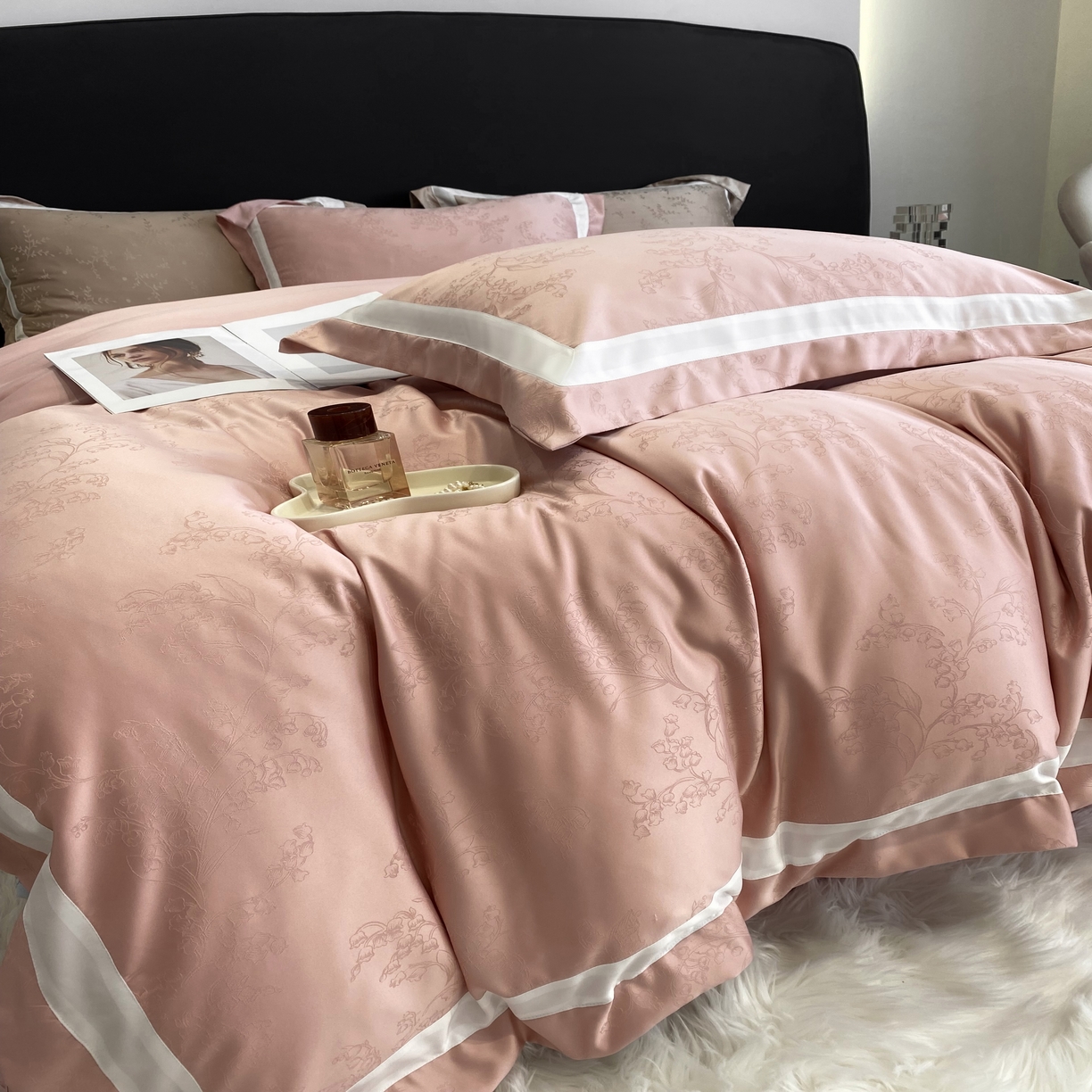 91家纺网 家纺一手货源 找家纺 优悦 宽边提花冰丝四件套 夏日兰语-粉