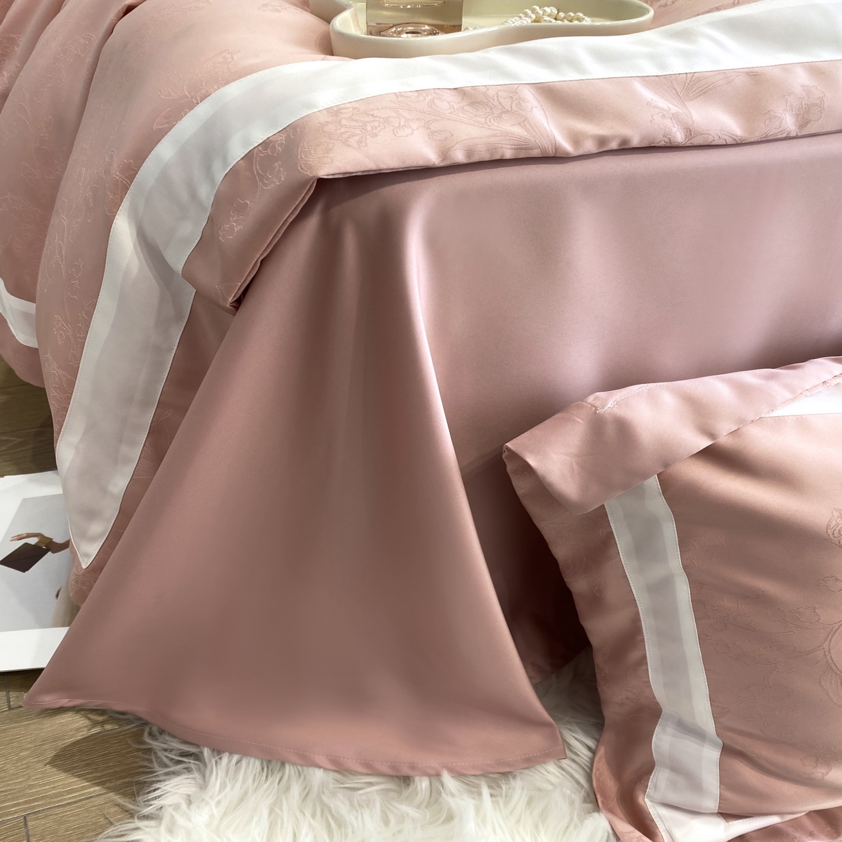 91家纺网 家纺一手货源 找家纺 优悦 宽边提花冰丝四件套 夏日兰语-粉