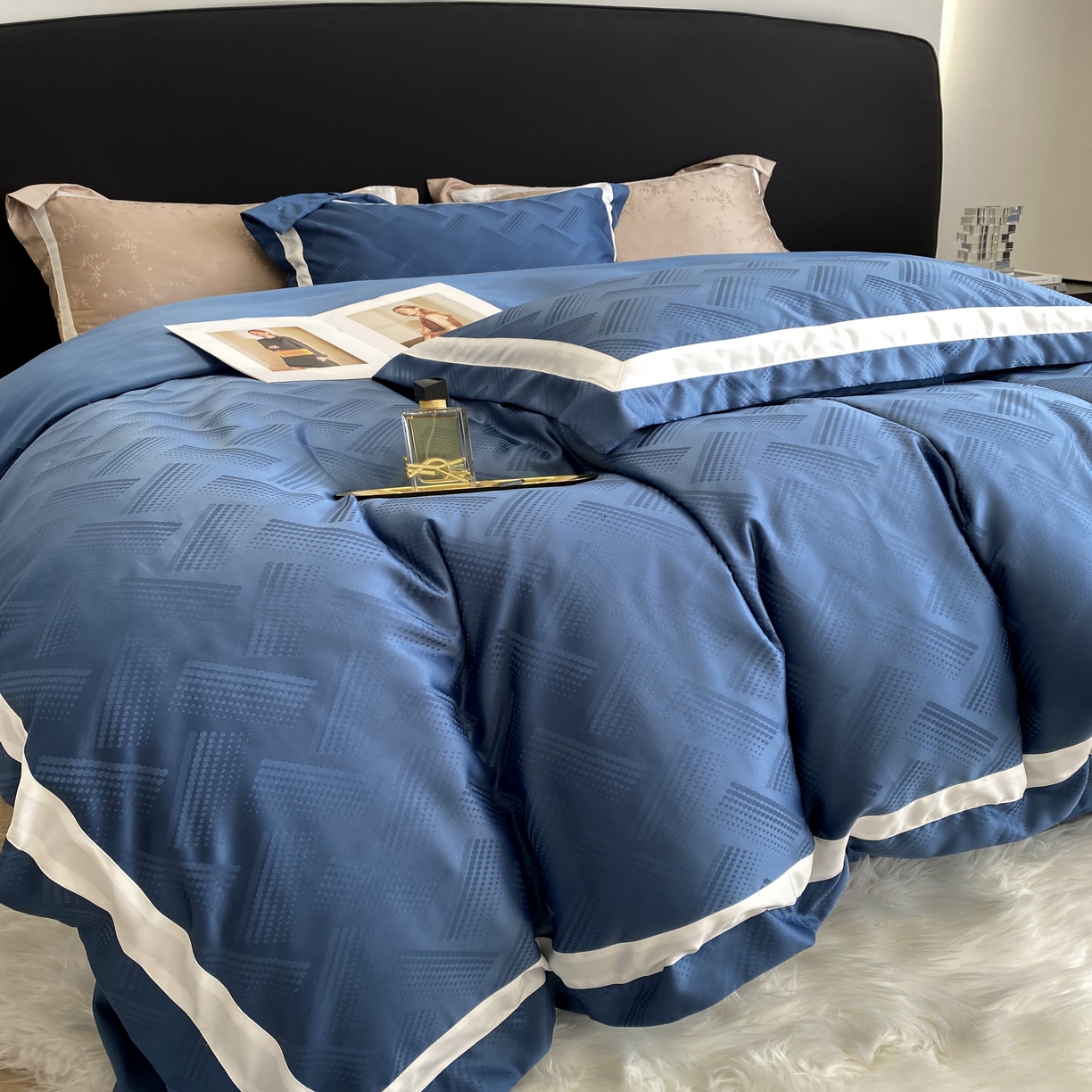 91家纺网 家纺一手货源 找家纺 优悦 宽边提花冰丝四件套 领格绅士-深蓝