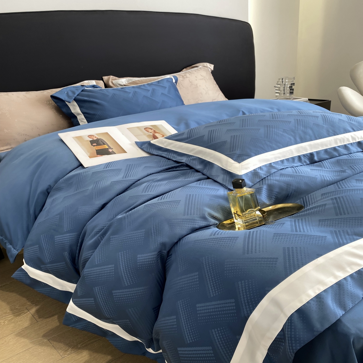 91家纺网 家纺一手货源 找家纺 优悦 宽边提花冰丝四件套 领格绅士-深蓝