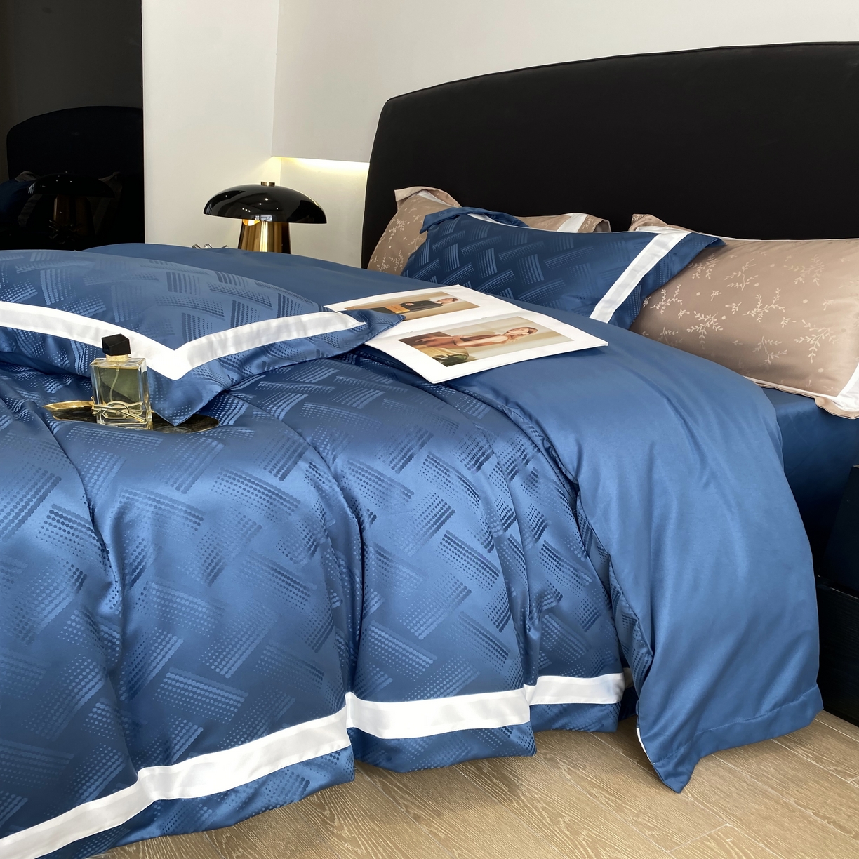 91家纺网 家纺一手货源 找家纺 优悦 宽边提花冰丝四件套 领格绅士-深蓝