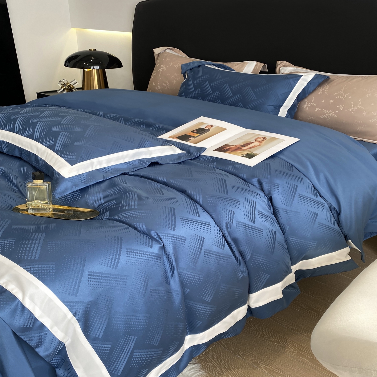 91家纺网 家纺一手货源 找家纺 优悦 宽边提花冰丝四件套 领格绅士-深蓝