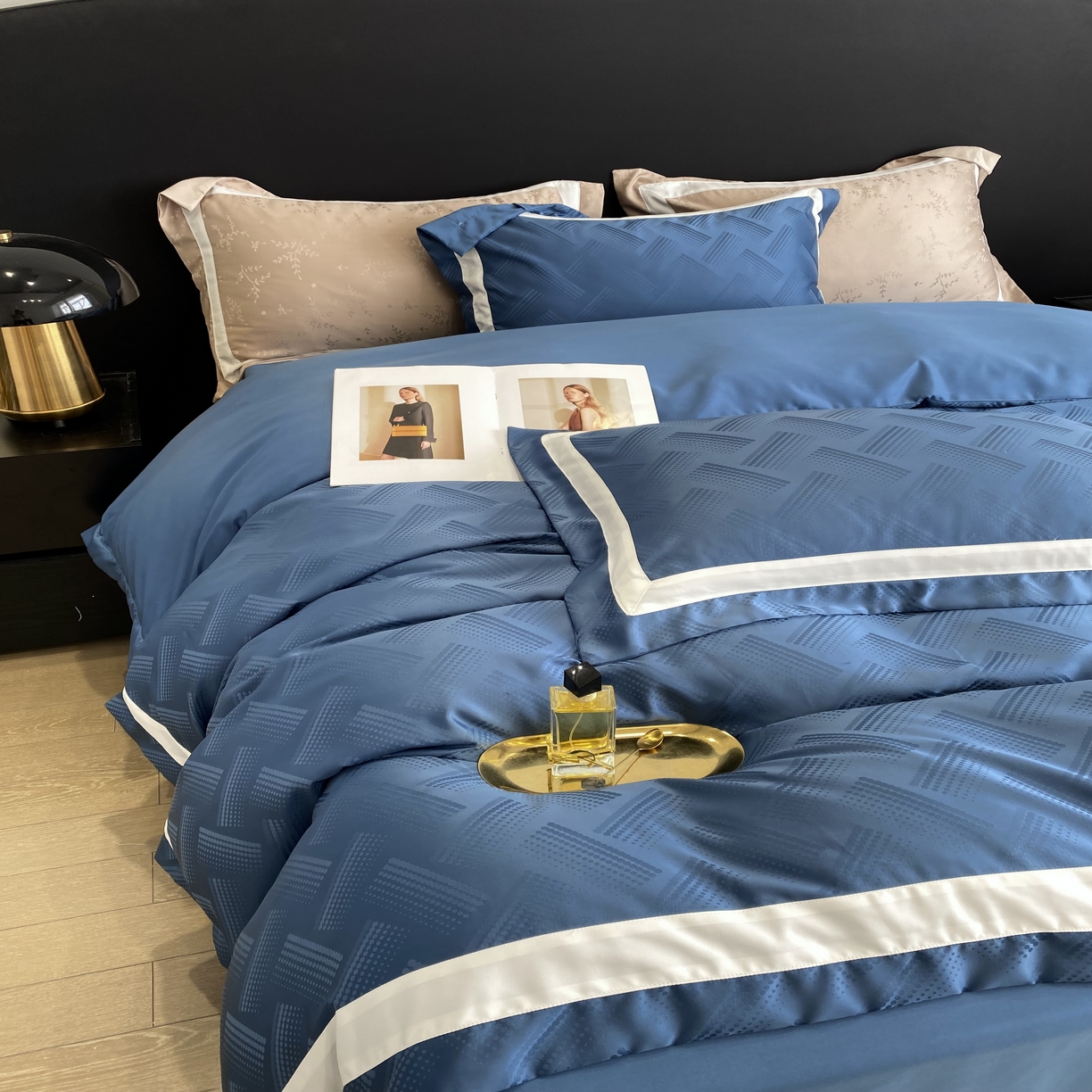 91家纺网 家纺一手货源 找家纺 优悦 宽边提花冰丝四件套 领格绅士-深蓝