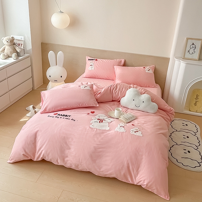 91家纺网 家纺一手货源 找家纺 澳梵家居 2023新款【是修狗呀】系列 全棉大版毛巾绣四件套 三只小兔