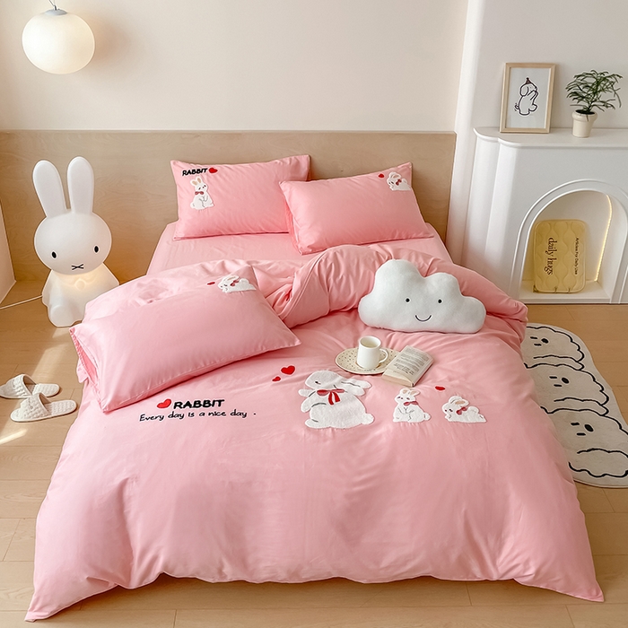 91家纺网 家纺一手货源 找家纺 澳梵家居 2023新款【是修狗呀】系列 全棉大版毛巾绣四件套 三只小兔