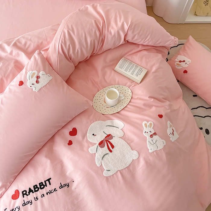 91家纺网 家纺一手货源 找家纺 澳梵家居 2023新款【是修狗呀】系列 全棉大版毛巾绣四件套 三只小兔