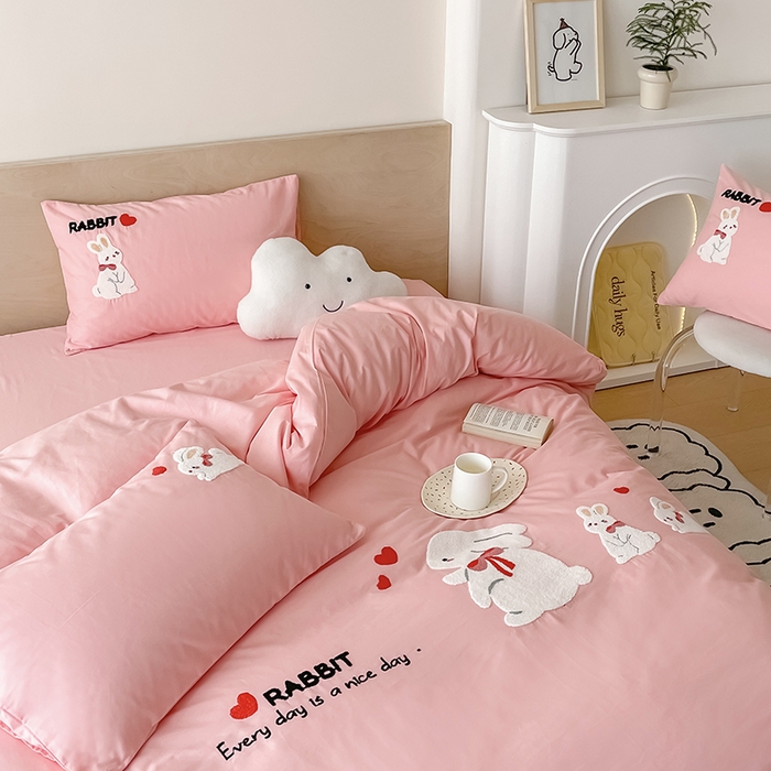 91家纺网 家纺一手货源 找家纺 澳梵家居 2023新款【是修狗呀】系列 全棉大版毛巾绣四件套 三只小兔