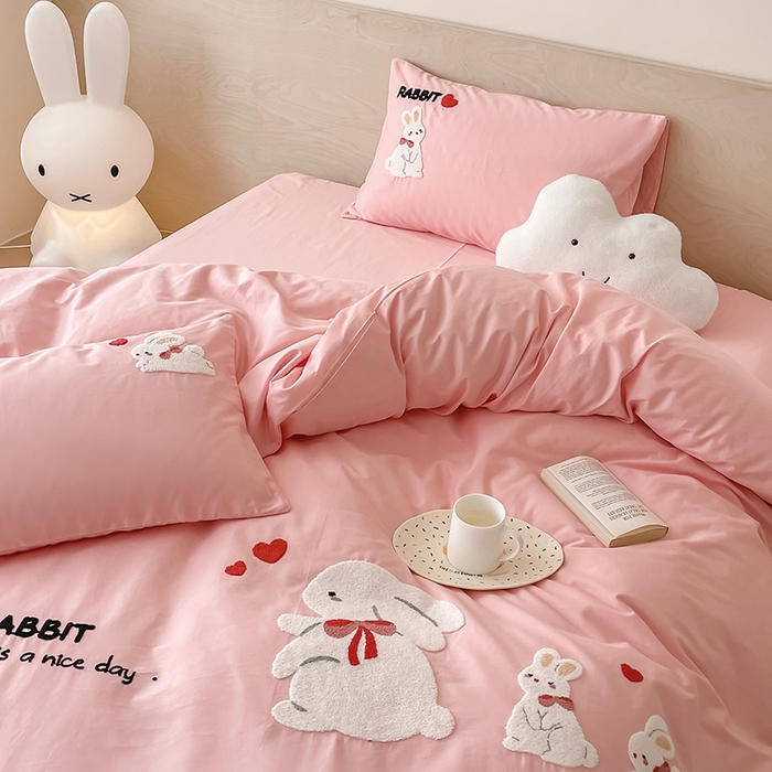 91家纺网 家纺一手货源 找家纺 澳梵家居 2023新款【是修狗呀】系列 全棉大版毛巾绣四件套 三只小兔