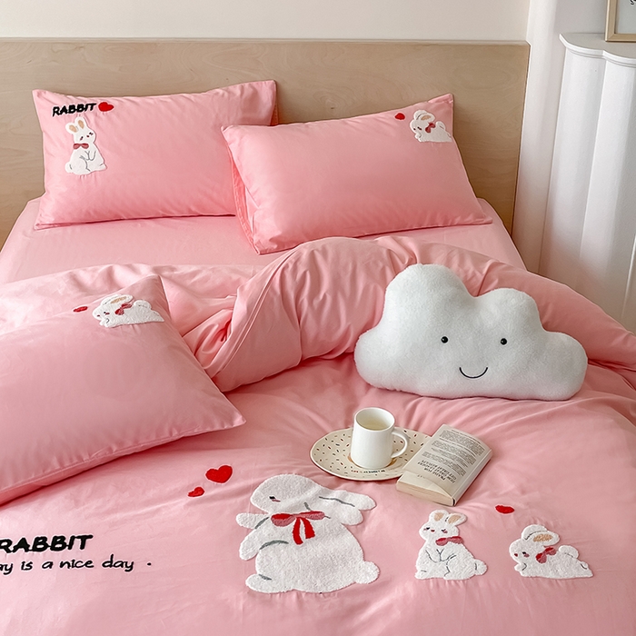 91家纺网 家纺一手货源 找家纺 澳梵家居 2023新款【是修狗呀】系列 全棉大版毛巾绣四件套 三只小兔