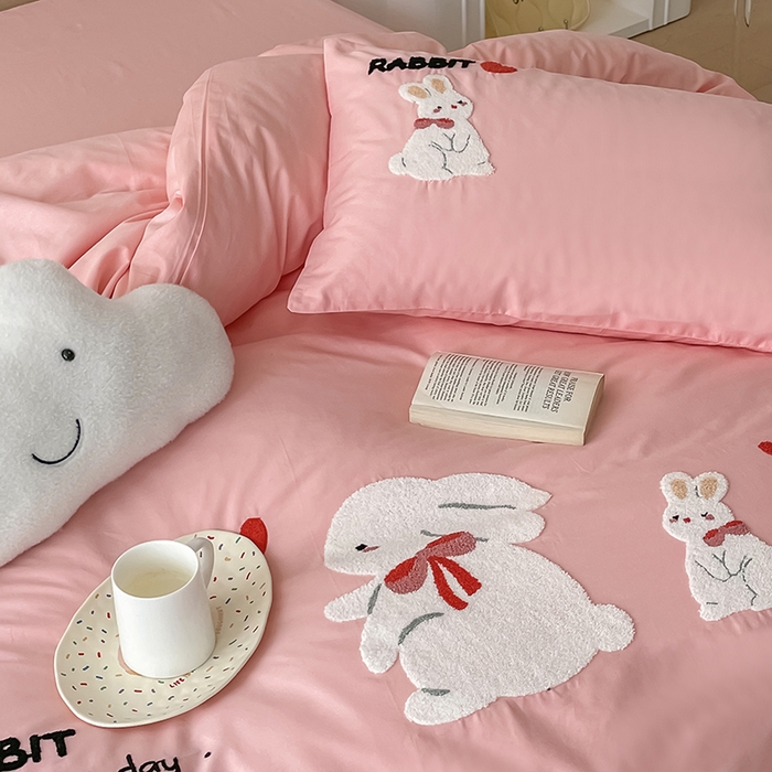 91家纺网 家纺一手货源 找家纺 澳梵家居 2023新款【是修狗呀】系列 全棉大版毛巾绣四件套 三只小兔