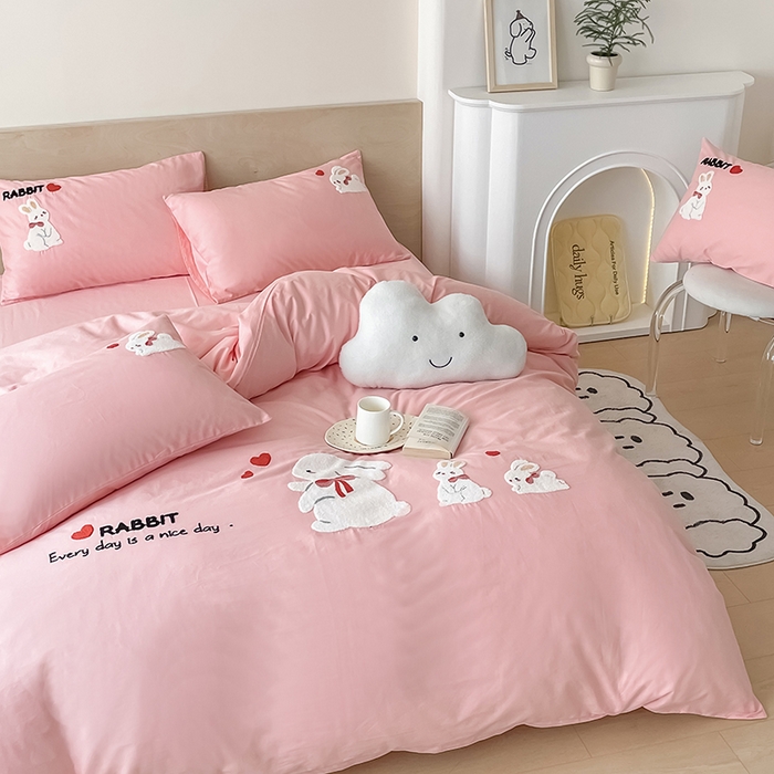 91家纺网 家纺一手货源 找家纺 澳梵家居 2023新款【是修狗呀】系列 全棉大版毛巾绣四件套 三只小兔