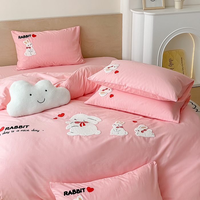 91家纺网 家纺一手货源 找家纺 澳梵家居 2023新款【是修狗呀】系列 全棉大版毛巾绣四件套 三只小兔