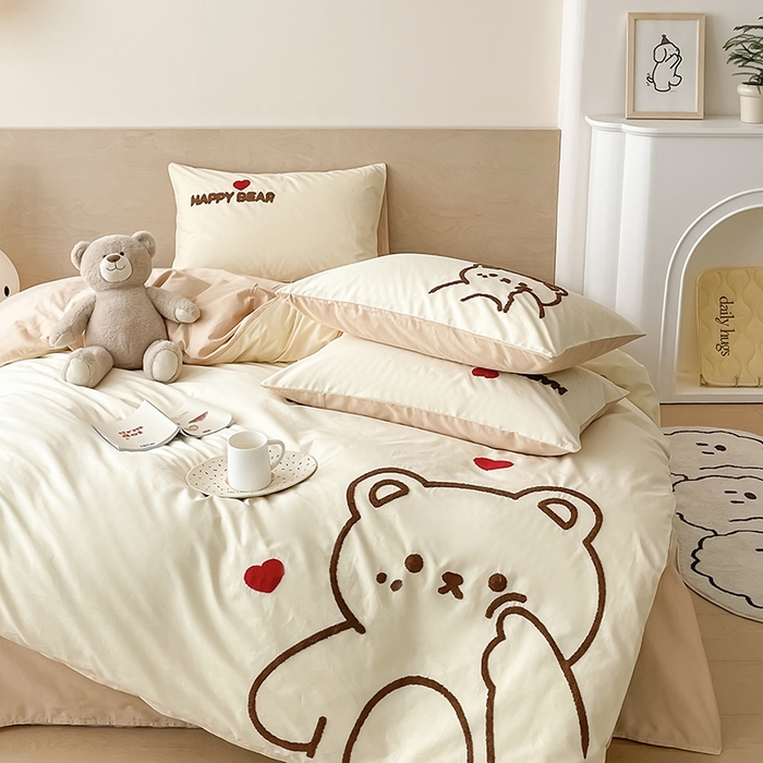 91家纺网 家纺一手货源 找家纺 澳梵家居 2023新款【是修狗呀】系列 全棉大版毛巾绣四件套 害羞熊-米白