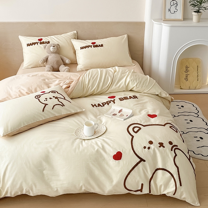 91家纺网 家纺一手货源 找家纺 澳梵家居 2023新款【是修狗呀】系列 全棉大版毛巾绣四件套 害羞熊-米白