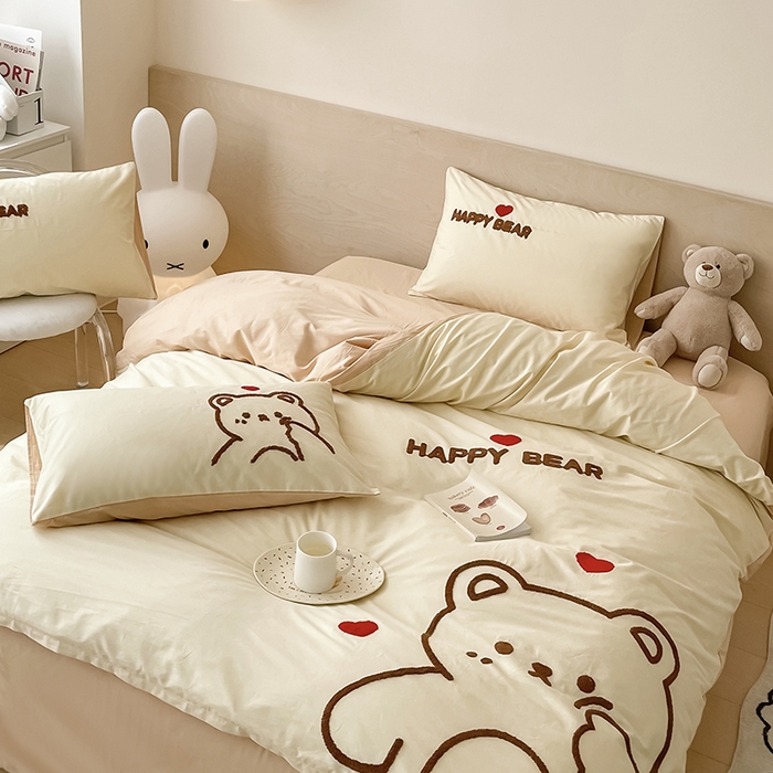 91家纺网 家纺一手货源 找家纺 澳梵家居 2023新款【是修狗呀】系列 全棉大版毛巾绣四件套 害羞熊-米白