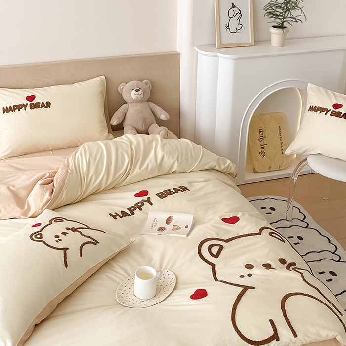 91家纺网 家纺一手货源 找家纺 澳梵家居 2023新款【是修狗呀】系列 全棉大版毛巾绣四件套 害羞熊-米白