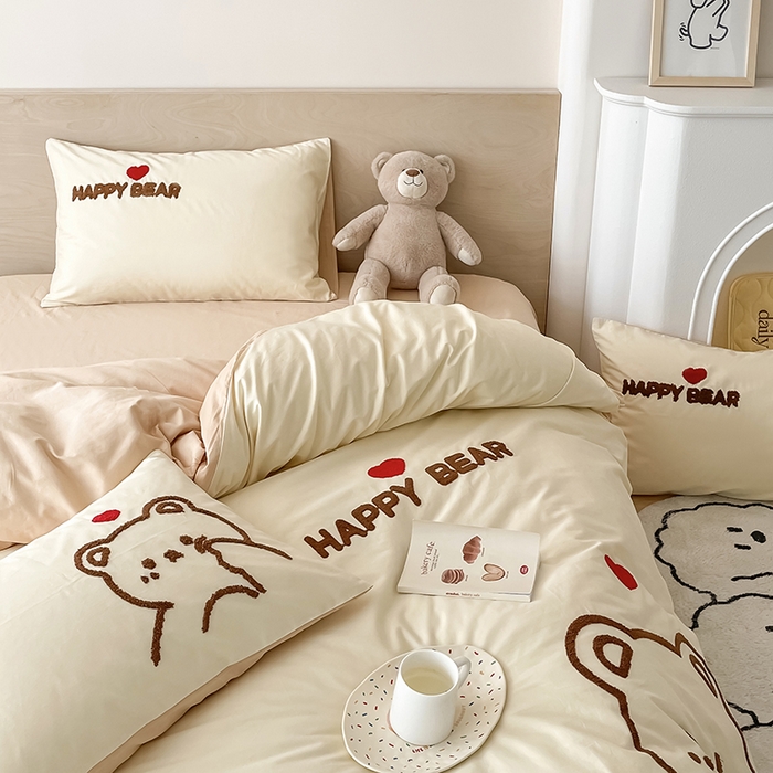 91家纺网 家纺一手货源 找家纺 澳梵家居 2023新款【是修狗呀】系列 全棉大版毛巾绣四件套 害羞熊-米白