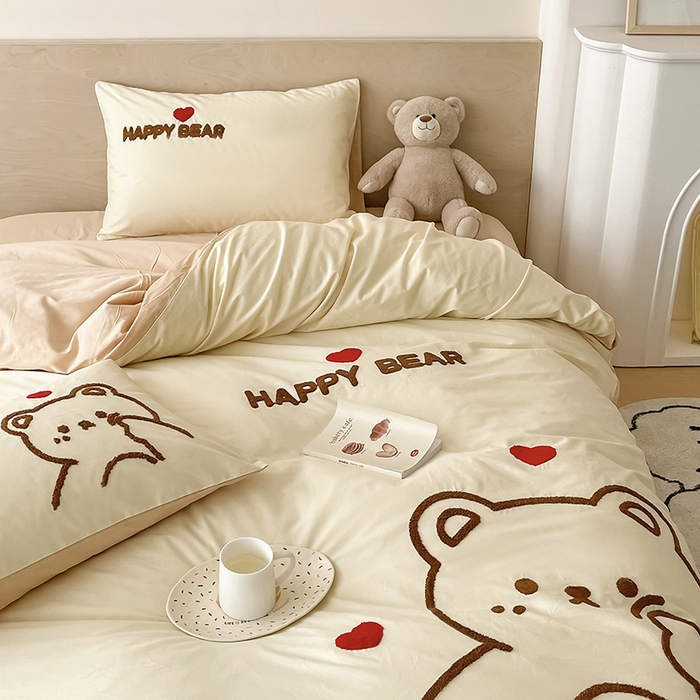 91家纺网 家纺一手货源 找家纺 澳梵家居 2023新款【是修狗呀】系列 全棉大版毛巾绣四件套 害羞熊-米白