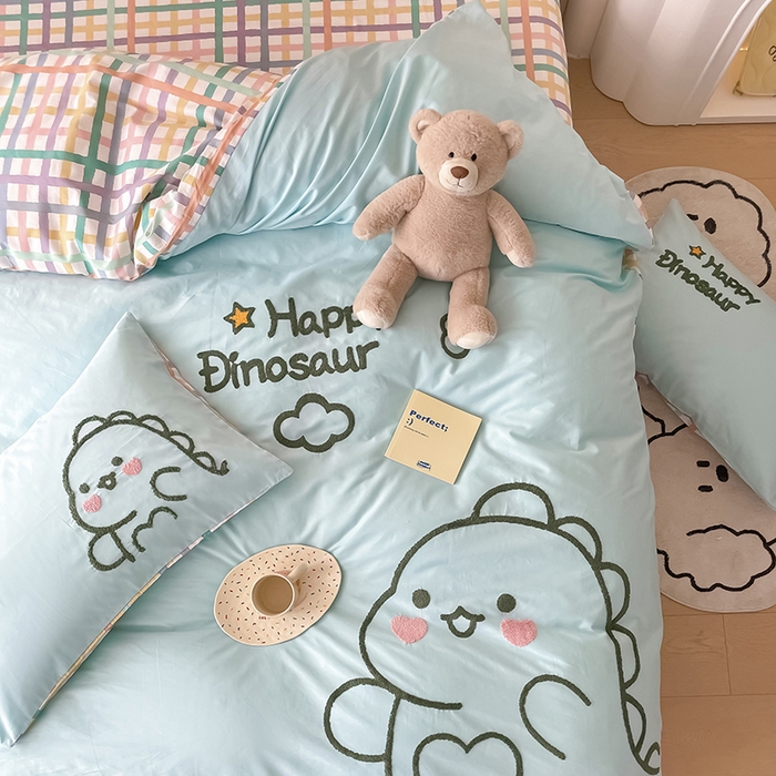 91家纺网 家纺一手货源 找家纺 澳梵家居 2023新款【是修狗呀】系列 全棉大版毛巾绣四件套 可爱恐龙