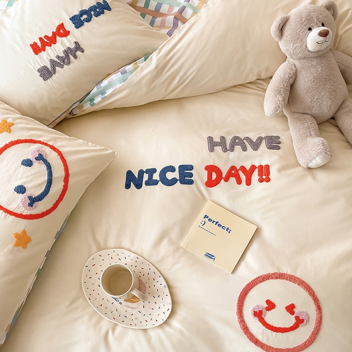 91家纺网 家纺一手货源 找家纺 澳梵家居 2023新款【是修狗呀】系列 全棉大版毛巾绣四件套 微笑百事达