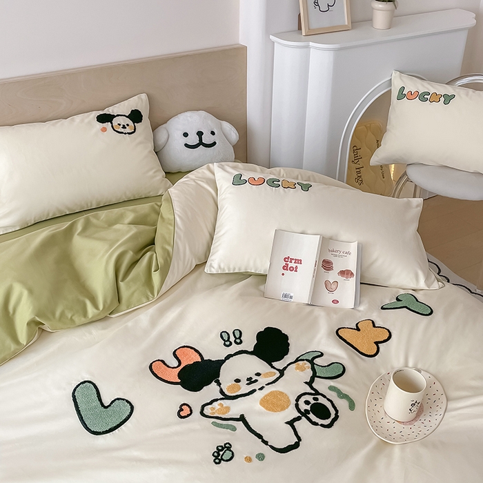 91家纺网 家纺一手货源 找家纺 澳梵家居 2023新款【是修狗呀】系列 全棉大版毛巾绣四件套 幸运小狗