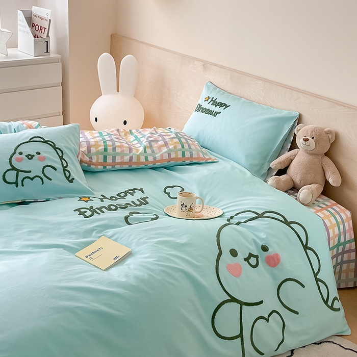 91家纺网 家纺一手货源 找家纺 澳梵家居 2023新款【是修狗呀】系列 全棉大版毛巾绣四件套 可爱恐龙