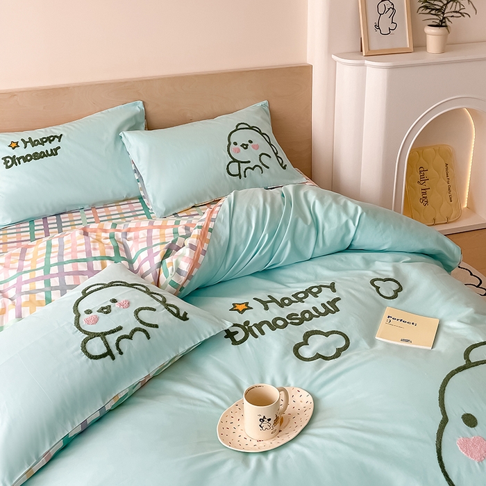 91家纺网 家纺一手货源 找家纺 澳梵家居 2023新款【是修狗呀】系列 全棉大版毛巾绣四件套 可爱恐龙