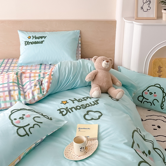 91家纺网 家纺一手货源 找家纺 澳梵家居 2023新款【是修狗呀】系列 全棉大版毛巾绣四件套 可爱恐龙