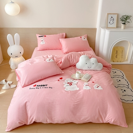 91家纺网 家纺一手货源 找家纺 澳梵家居 2023新款【是修狗呀】系列 全棉大版毛巾绣四件套 三只小兔