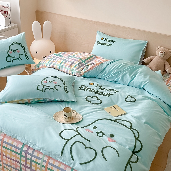 91家纺网 家纺一手货源 找家纺 澳梵家居 2023新款【是修狗呀】系列 全棉大版毛巾绣四件套 可爱恐龙