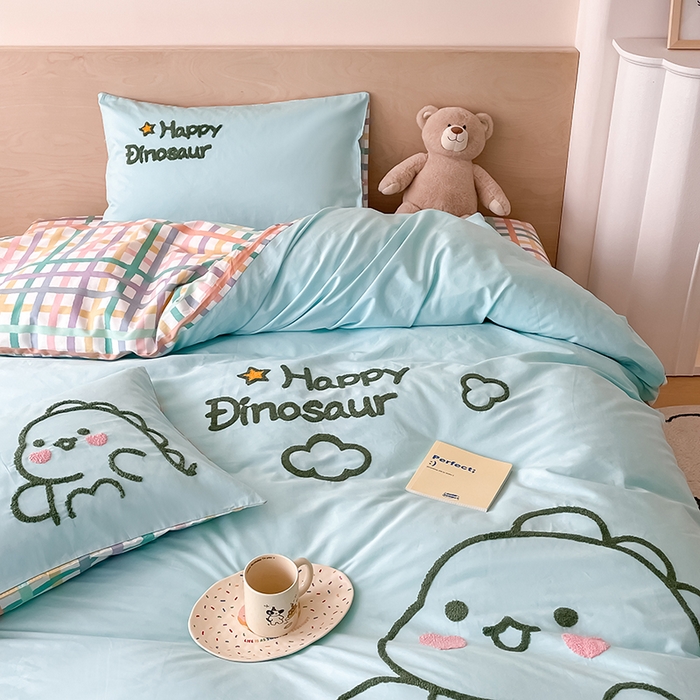 91家纺网 家纺一手货源 找家纺 澳梵家居 2023新款【是修狗呀】系列 全棉大版毛巾绣四件套 可爱恐龙