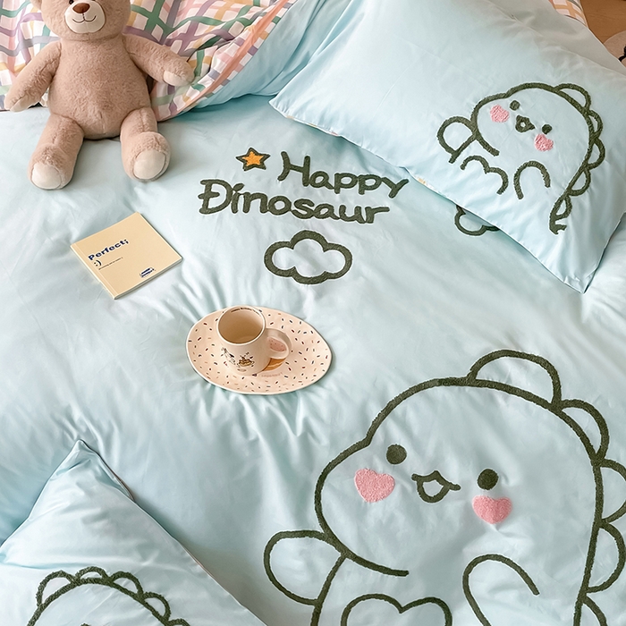 91家纺网 家纺一手货源 找家纺 澳梵家居 2023新款【是修狗呀】系列 全棉大版毛巾绣四件套 可爱恐龙