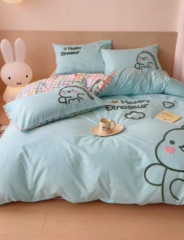 91家纺网 家纺一手货源 找家纺 澳梵家居 2023新款【是修狗呀】系列 全棉大版毛巾绣四件套 可爱恐龙