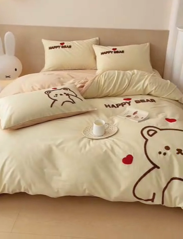 91家纺网 家纺一手货源 找家纺 澳梵家居 2023新款【是修狗呀】系列 全棉大版毛巾绣四件套 害羞熊-米白