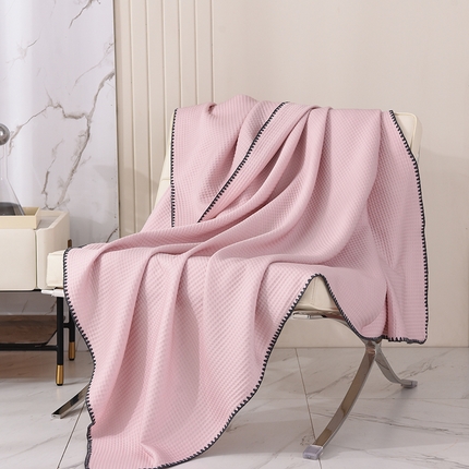 91家纺网 家纺一手货源 找家纺 妖妖家纺 2023新款贝壳绣凉感豆豆盖毯 蜜桃粉