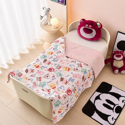 91家纺网 家纺一手货源 找家纺 嗨生活 2023年迪士尼凉感丝冰豆豆被 夏凉被 儿童夏被 幼儿园夏被  开心迪士尼
