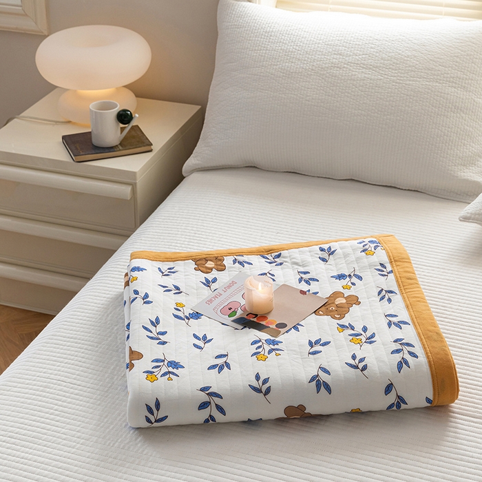 91家纺网 家纺一手货源 找家纺 吾秀 2023新款A类棉代尔针织棉毯 花蜜小熊（蓝）