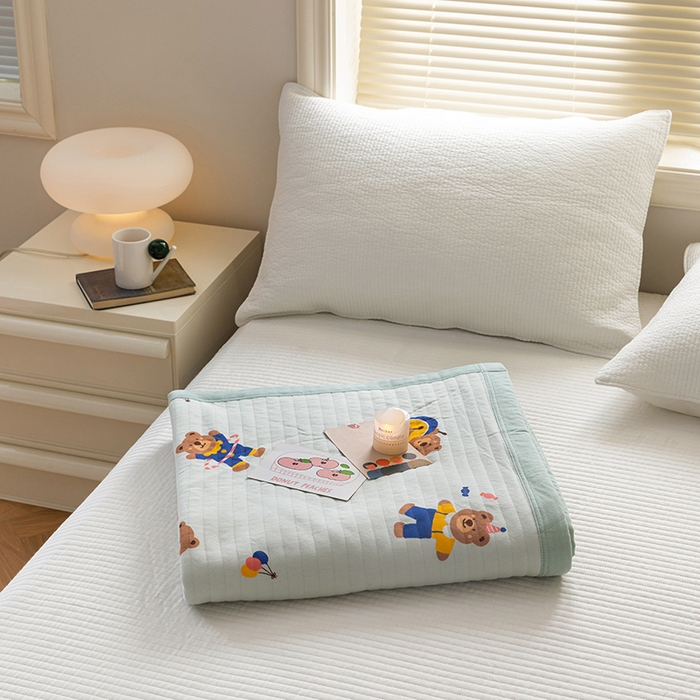 91家纺网 家纺一手货源 找家纺 吾秀 2023新款A类棉代尔针织棉毯 小熊乐园（绿）