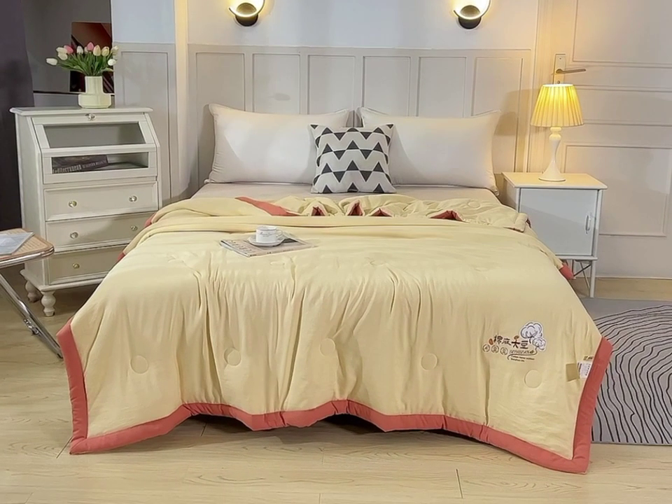 91家纺网 家纺一手货源 找家纺 样样红被业 2023新款棉麻大豆夏凉被 古丽黄