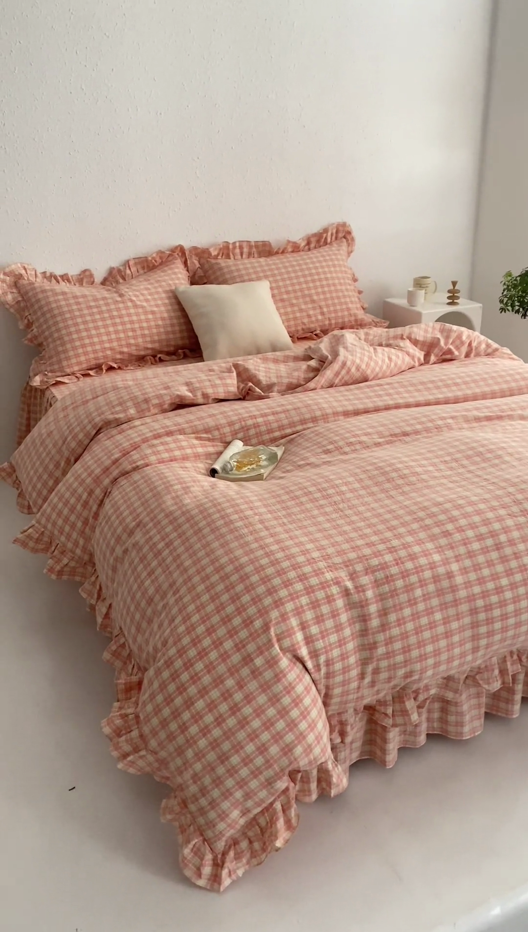 91家纺网 家纺一手货源 找家纺 忘忧草2023新款全棉色织水洗棉床裙款四件套  简爱-粉