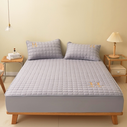 91家纺网 家纺一手货源 找家纺 居眠2023新款原棉H标刺绣大豆床笠 刺绣H-深灰