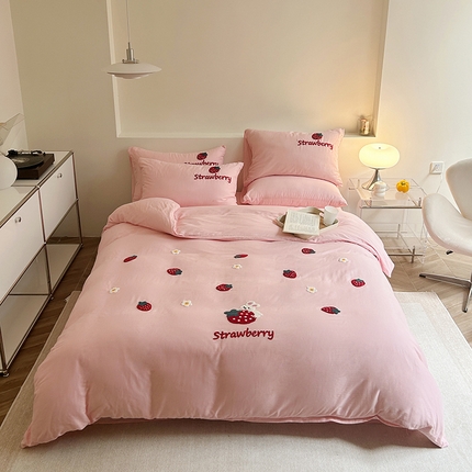 91家纺网 家纺一手货源 找家纺 雅居纺家纺 2023新款全棉A类双层纱毛巾绣四件套 可爱草莓兔