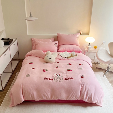 91家纺网 家纺一手货源 找家纺 雅居纺家纺 2023新款全棉A类双层纱毛巾绣四件套 樱桃兔